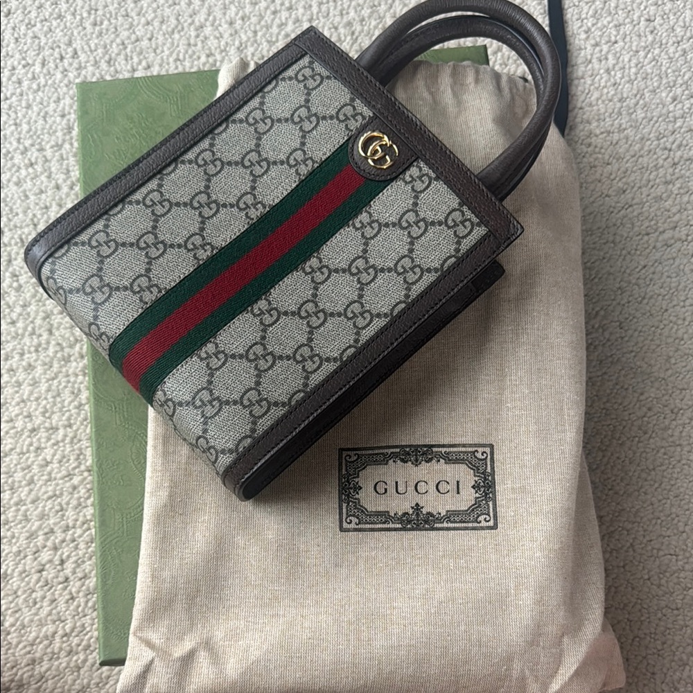 New in Box - Gucci Signature Tote with Green and Red Accent